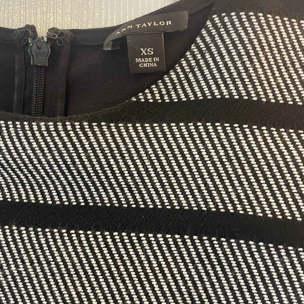 Ann Taylor shift dress. EUC. Black and White